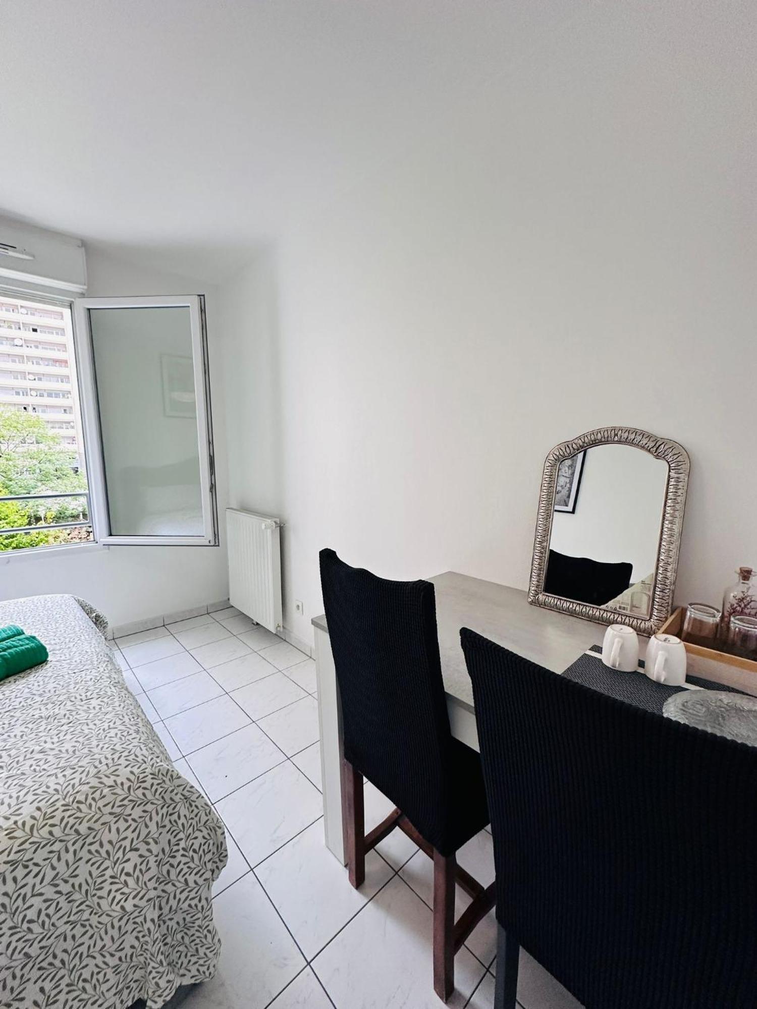 Sri-Indo Bobigny Paris Appartement Buitenkant foto
